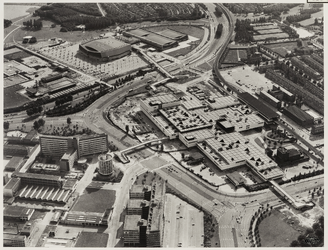 1972-2101 Luchtopname van het winkelcentrum Zuidplein, omstreeks de voltooiing, met rechts het Metrostation Zuidplein ...
