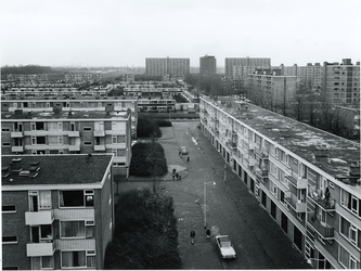 1972-2218 Overzicht vanaf de brandtrap van de studentenflat aan het Jacob van Campenplein van woningen in de Cornelis ...