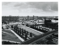 1972-2304 Overzicht vanaf de Zuidpleinflat van het Zuidplein, met links op de achtergrond het Verzamelgebouw Zuid aan ...