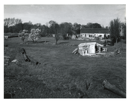 1972-967 Overzicht vanaf de persdijk bij de Oost-Abtspolder van het terrein achter de boerderij bij het gemaal aan de ...