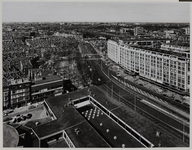 1973-1016 Overzicht vanaf de torenflat van het Bouwcentrum van het Weena met rechts Groothandelsgebouw, en links ...