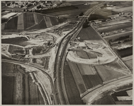 1973-1796 Luchtopname van de aanleg van het verkeersknooppunt tussen de Zuidelijke Randweg en de snelweg, de kruising ...