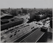 1973-493 Overzicht vanaf de torenflat van het Bouwcentrum aan de Diergaardesingel van het Weena, met links ...