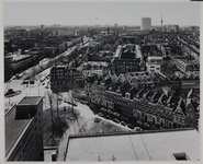 1973-494 Overzicht vanaf de torenflat van het Bouwcentrum van het oostelijk deel van de wijk Oude Westen, met op de ...