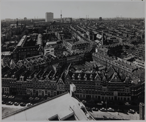 1973-495 Overzicht van de woonwijk Oude Westen, vanaf de torenflat van het Bouwcentrum, met op de voorgrond de ...