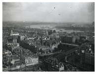 1974-2063 Overzicht vanaf de Sint-Laurenskerk van het zuidoostelijk deel van het stadscentrum, met de Open Rijstuin en ...