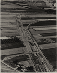 1974-684 Luchtopname van Rijksweg 21 (huidige A15), die Rijksweg 26 nadert. Op de achtergrond rechts een gedeelte van ...