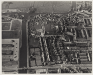 1974-688 Luchtopname van Overschie, met op de voorgrond de 2e Hogebanweg, met links de Spaansebrug over de Delfshavense ...