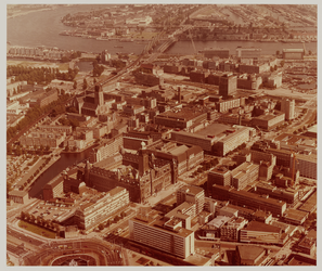 1975-424 Luchtopname van het centrum van Rotterdam, met op de voorgrond de Hofpleinrotonde en daarnaast het Hilton ...