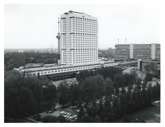1975-639 De Medische Faculteit gezien vanaf de toren van het Museum Boijmans van Beuningen, met links Het Park in de ...