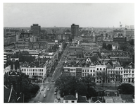 1975-651 Overzicht vanaf de toren van het Museum Boijmans van Beuningen van de Eendrachtsweg op de voorgrond, met links ...
