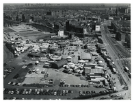 1975-673 Overzicht vanaf de Shell kantoortoren aan het Hofplein (Couwenburg) van de kermis aan de Hofdijk en het ...
