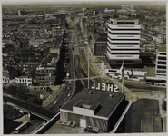 1975-678a Overzicht vanaf de Shell kantoortoren aan het Hofplein van de Schiekade, met rechts de Akragontoren behorende ...