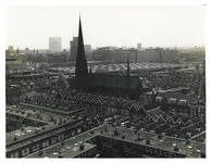 1975-686 Overzicht vanaf een flat aan het Ungerplein van de Provenierswijk met de rooms-katholieke kerk ...