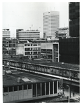 1976-235 Zicht op kantoorgebouwen in de omgeving van het winkelcentrum de Lijnbaan, ten noorden van de Aert van ...