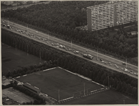 1979-2039 Luchtopname van de file op de A16 voor de Van Brienenoordbrug