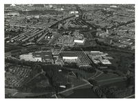 1979-2517 Luchtopname van het Ahoy-complex aan de Zuiderparkweg en verderop het Zuidplein. Op de achtergrond de ...