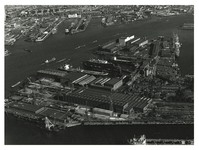 1979-2519 Overzicht van de scheepswerf van de Rotterdamsche Droogdok Maatschappij op de Heijplaat uit het zuidwesten, ...