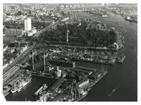 1979-2551 Luchtopname van de Schiehaven, daarachter de Sint-Jobshaven en de Parkhaven. In het midden de Euromast en Het ...