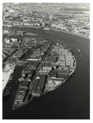 1979-2563 Vogelvluchtopname van het oostelijk deel van het eiland Feijenoord, met nieuwbouw langs de Nieuwe Maas aan de ...