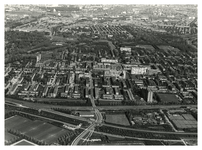 1979-2568 Luchtopname van de wijk Pendrecht in vogelvlucht, in het midden het Zuiderpark en op de achtergrond het ...