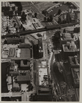 1979-2838 Luchtopname van de Blaak, met aan weerskanten kantoorgebouwen, en rechts een bank. Op de voorgrond de ...