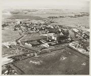 1981-264 Luchtopname tussen 10:35 en 11:20 uur uit oosteljke richting met in het zicht Verffabrieken van Tollens & Co. ...