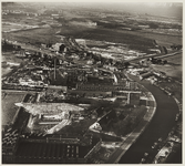 1981-266 Luchtopname van het westelijk deel van de Spaanse Polder met fabrieken aan de Overschieseweg, met in het ...