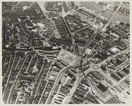 1981-268 Luchtopname van het centrum van de stad, met linksonder het huis van bewaring aan de Noordsingel, en ...