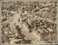 1981-531 Luchtopname van de Coolsingel en het Hofplein. In het midden het Stadhuis en hoofdpostkantoor tussen de ...