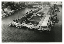 1982-907 Luchtopname van de aanlegplaats van schepen van de Batavierlijn aan de Sint-Jobskade tussen de Parkhaven ...