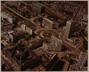 1983-1049 Luchtopname van het Hofplein vanuit het zuidoosten, met links het Weena met vooraan het Hilton Hotel en op ...