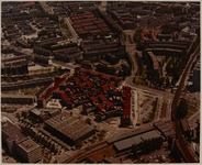 1983-1057 Luchtopname van de nieuwgebouwde woningen tussen de Hofdijk, het Stroveer, en het Pompenburg, op het ...
