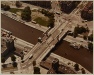 1983-1088 Luchtopname van de Mathenesserbrug over de Delfshavense Schie, met linksonder het Mathenesserplein. Aan de ...