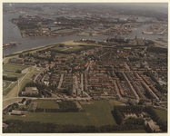 1983-1113 Luchtopname van Pernis uit het westen, met uiterst links de Nieuwe Maas, en verderop de Eemhaven en ...