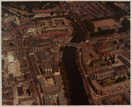 1983-1418 Luchtopname van de woonwijken Oude Noorden (links) en Crooswijk (rechts) uit zuidelijke richting. In het ...