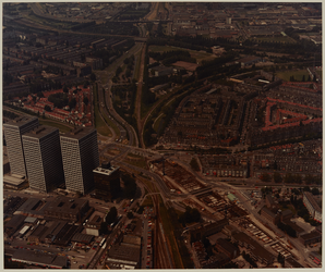 1983-1473 Luchtopname van het Marconiplein en omgeving, met op de voorgrond de Europoint kantoorgebouwen. Verderop ...
