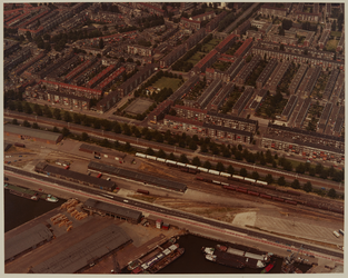 1983-1475a Luchtopname van de omgeving van de Hogebanweg, op de grens van Rotterdam en Schiedam. Op de voorgrond van ...
