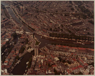 1983-1481a Luchtopname van de omgeving van de Lage Erfbrug over de Delfshavense Schie, met rechts de Coolhaven en aan ...