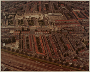 1983-1488a Luchtopname van de wijken Bospolder en Tussendijken, en op de achtergrond links een deel van Spangen. In het ...