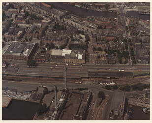 1983-1490A Luchtopname van Delfshaven, met op de voorgrond links een gedeelte van de Schiehaven met de Schiecentrale, ...