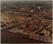 1983-1561a Luchtopname van Maassluis, met op de voorgrond de Burgemeester van der Lelykade en de aanlegsteiger voor het ...