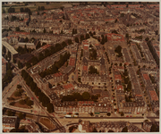 1983-1699a Luchtopname van een gedeelte van de woonwijk Nieuwe Westen, met op de voorgrond de Vierambachtsstraat en ...