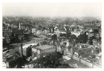 1983-2907 Overzicht vanaf de toren van het stadhuis in de richting van de Delftse Poort en de Schie. Rechts het Station ...