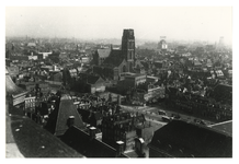 1983-2910 Uitzicht vanaf de stadhuistoren, met op de voorgrond de Meent en de nieuwe Meentbrug, verderop de ...