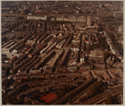 1983-3028a Luchtopname van de wijk Oude Westen, met vooraan de Nieuwe Binnenweg met aan het einde rechts de ...