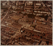 1983-3036a Luchtopname van de wijk Oude Westen, met uiterst links de West-Kruiskade en verderop concertgebouw de Doelen ...