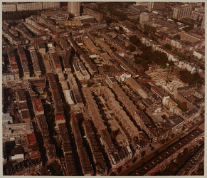 1983-3039a Luchtopname van nieuwbouw van woningen (rechts) in de wijk Oude Westen. Op de voorgrond de Nieuwe Binnenweg, ...