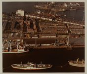 1983-3061a Luchtopname van Katendrecht, met op de voorgrond schepen aan de kade bij de Maashaven Noordzijde en verderop ...