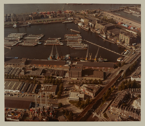 1983-3075a Luchtopname van het gebied tussen Rijnhaven, die vol ligt met schepen (boven) en de Brede Hilledijk, op de ...